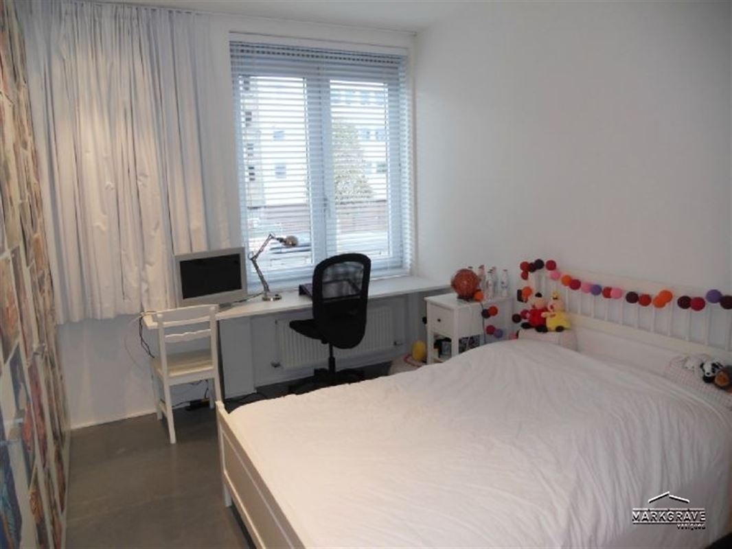 Lichtrijk loft-appartement met luxe afwerking en inpandige parkings