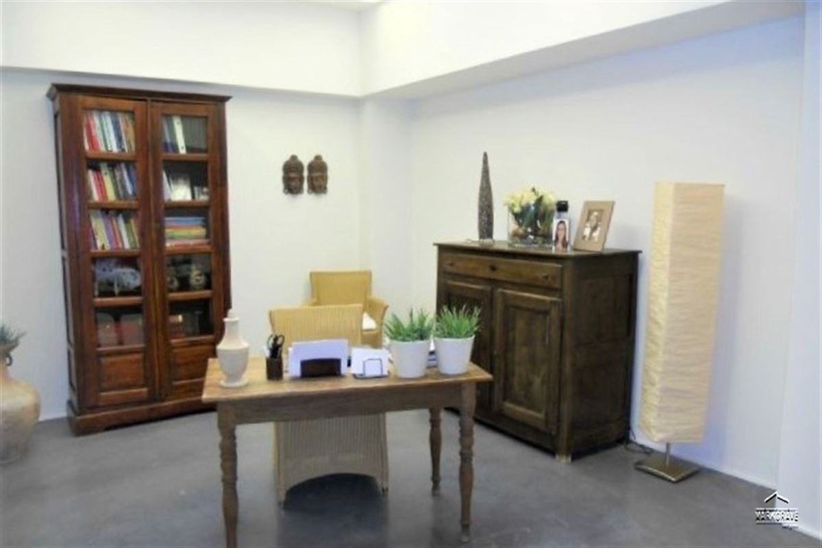 Lichtrijk loft-appartement met luxe afwerking en inpandige parkings