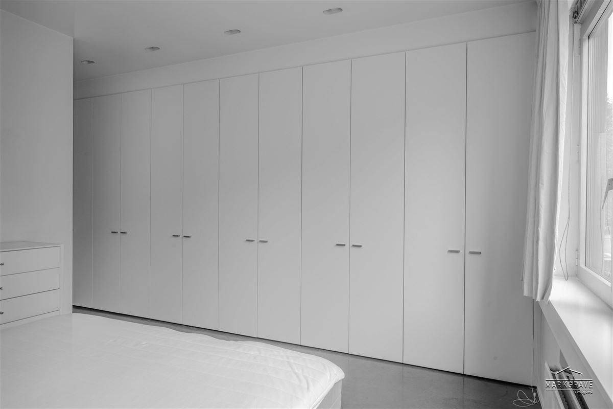 Lichtrijk loft-appartement met luxe afwerking en inpandige parkings