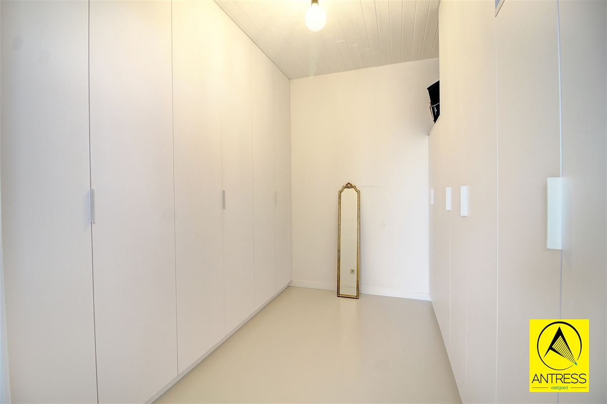 Hoogwaardig afgewerkte half open bebouwing op toplocatie; rustig doch in het centrum gelegen!