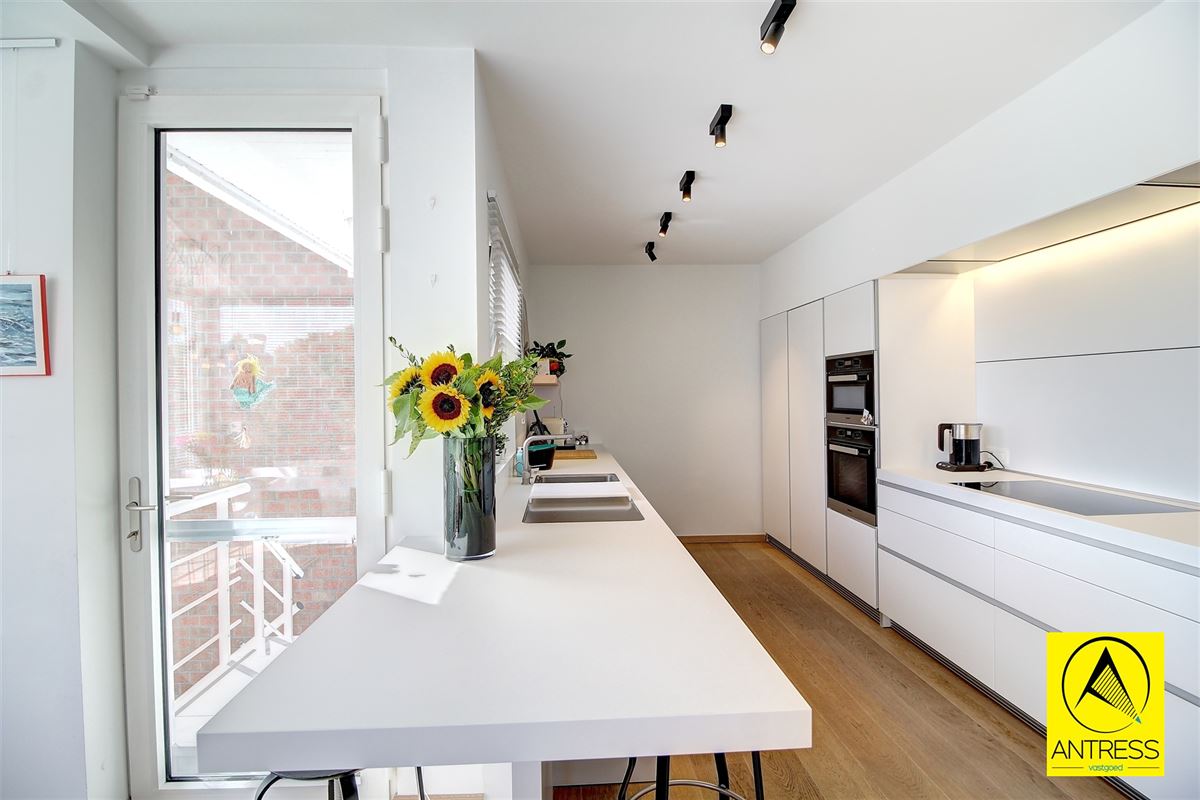 Hoogwaardig afgewerkte half open bebouwing op toplocatie; rustig doch in het centrum gelegen!