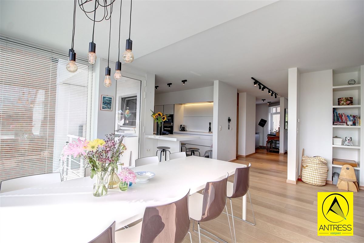 Hoogwaardig afgewerkte half open bebouwing op toplocatie; rustig doch in het centrum gelegen!