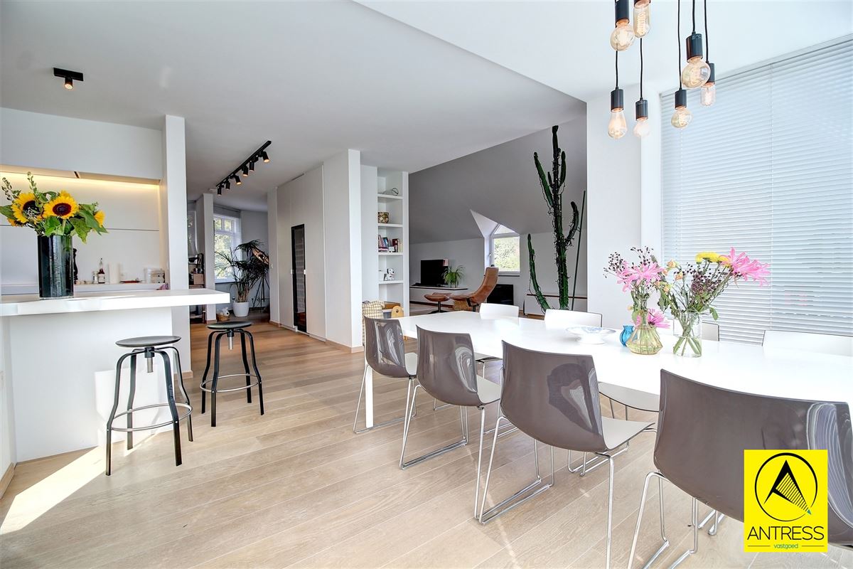 Hoogwaardig afgewerkte half open bebouwing op toplocatie; rustig doch in het centrum gelegen!