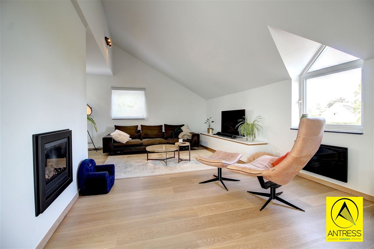 Hoogwaardig afgewerkte half open bebouwing op toplocatie; rustig doch in het centrum gelegen!