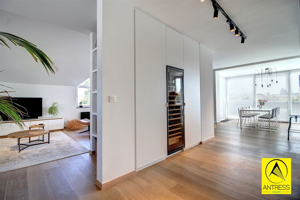 Hoogwaardig afgewerkte half open bebouwing op toplocatie; rustig doch in het centrum gelegen!