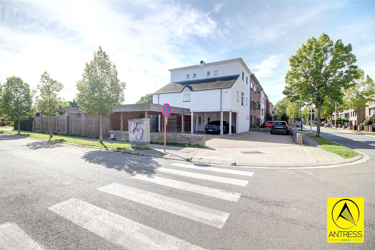 Hoogwaardig afgewerkte half open bebouwing op toplocatie; rustig doch in het centrum gelegen!