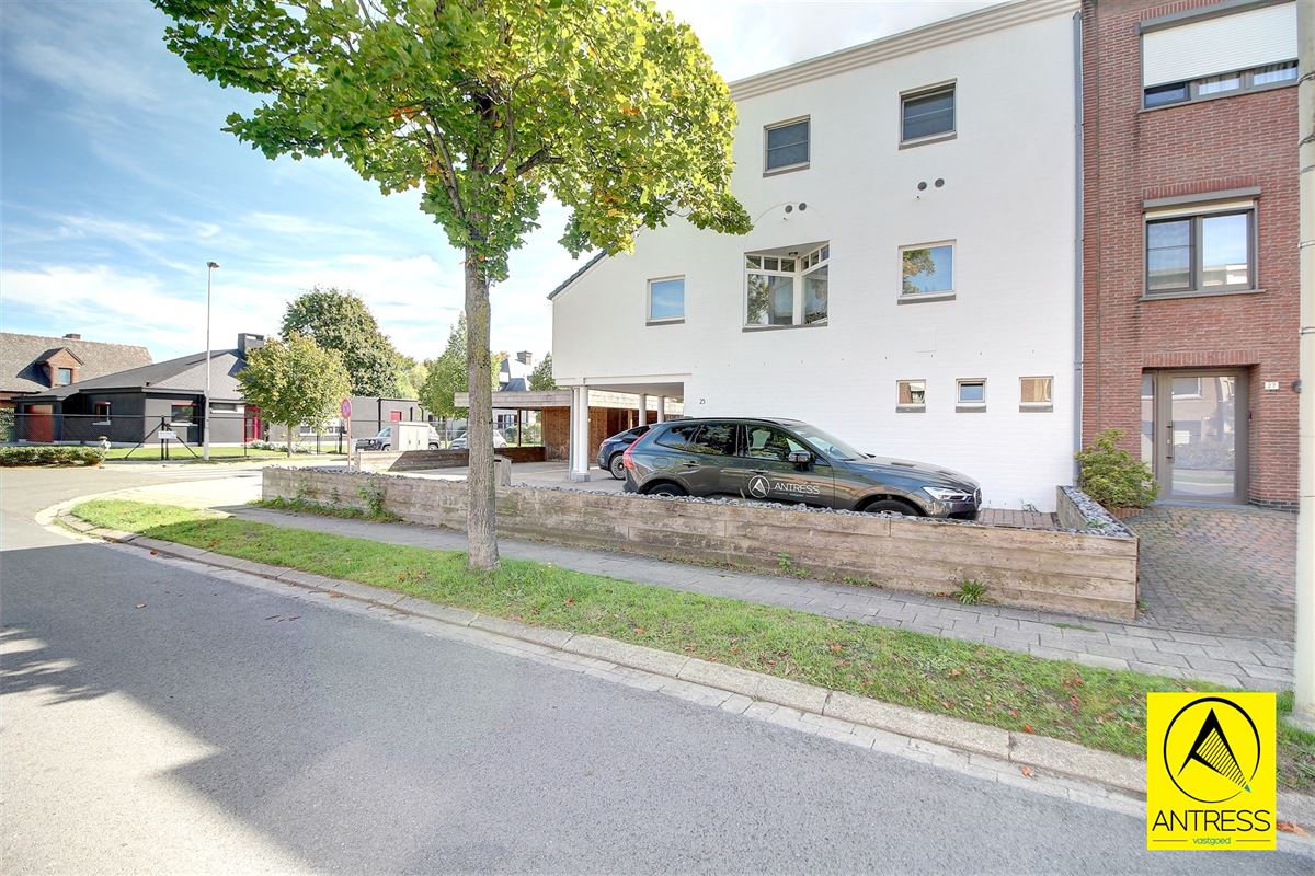 Hoogwaardig afgewerkte half open bebouwing op toplocatie; rustig doch in het centrum gelegen!