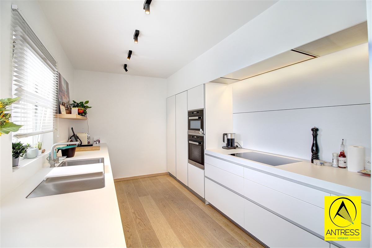 Hoogwaardig afgewerkte half open bebouwing op toplocatie; rustig doch in het centrum gelegen!