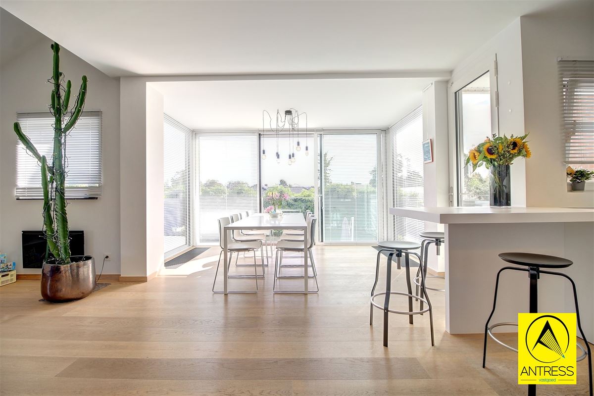 Hoogwaardig afgewerkte half open bebouwing op toplocatie; rustig doch in het centrum gelegen!