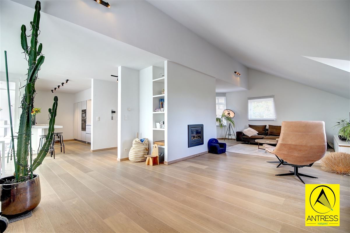 Hoogwaardig afgewerkte half open bebouwing op toplocatie; rustig doch in het centrum gelegen!