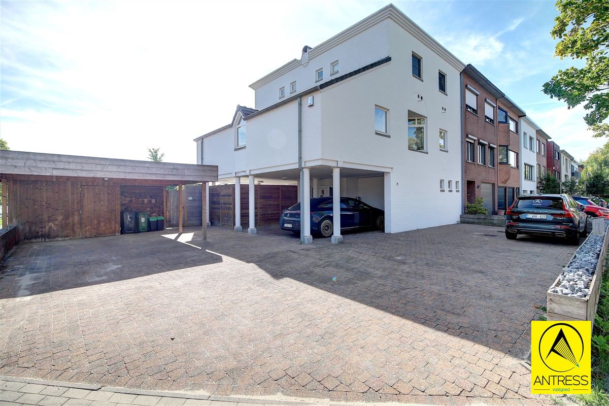 Hoogwaardig afgewerkte half open bebouwing op toplocatie; rustig doch in het centrum gelegen!