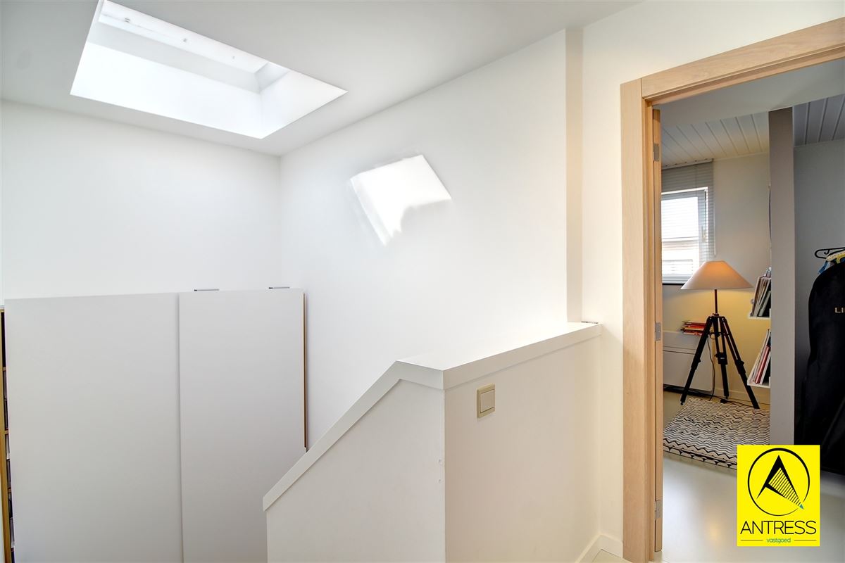 Hoogwaardig afgewerkte half open bebouwing op toplocatie; rustig doch in het centrum gelegen!