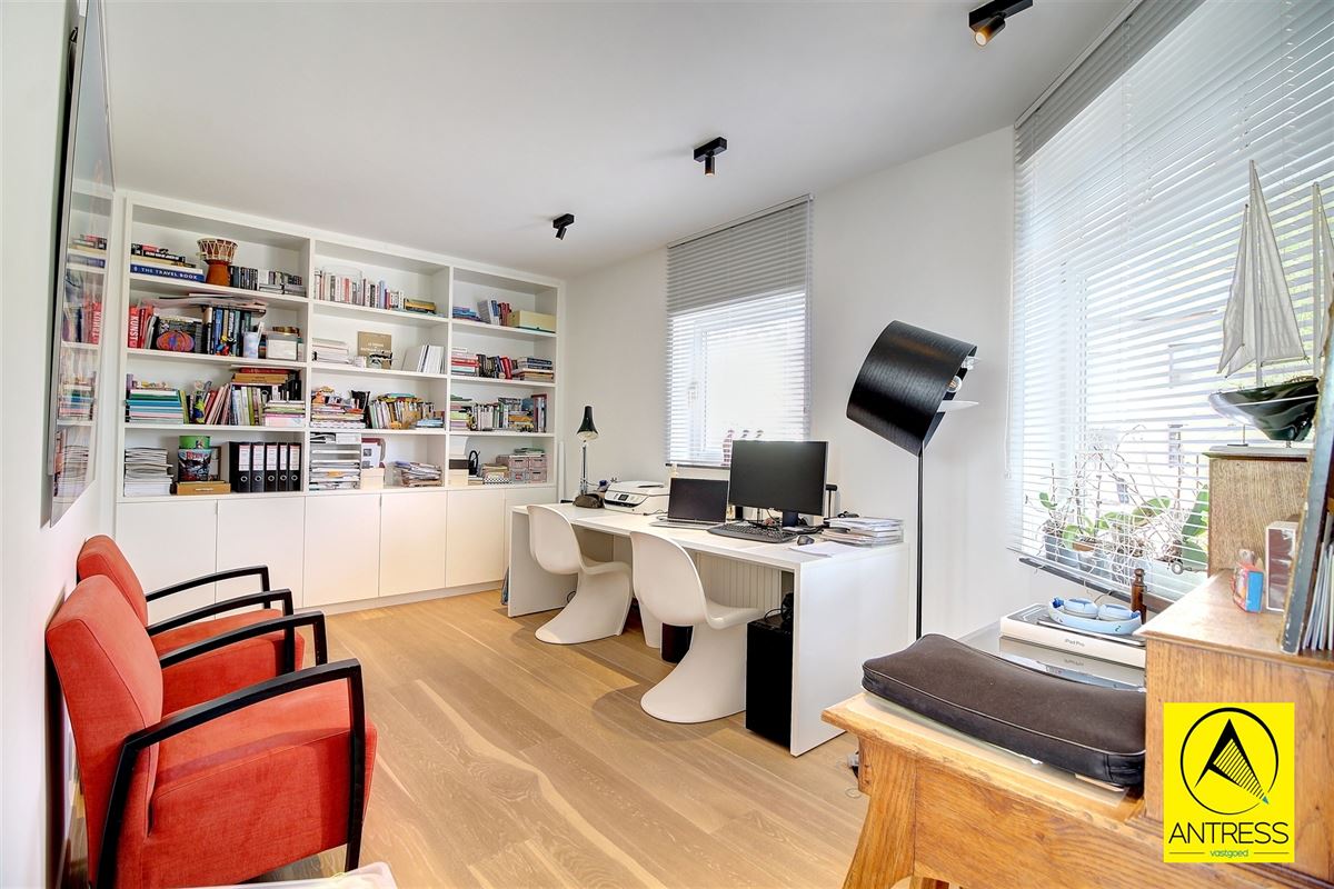 Hoogwaardig afgewerkte half open bebouwing op toplocatie; rustig doch in het centrum gelegen!
