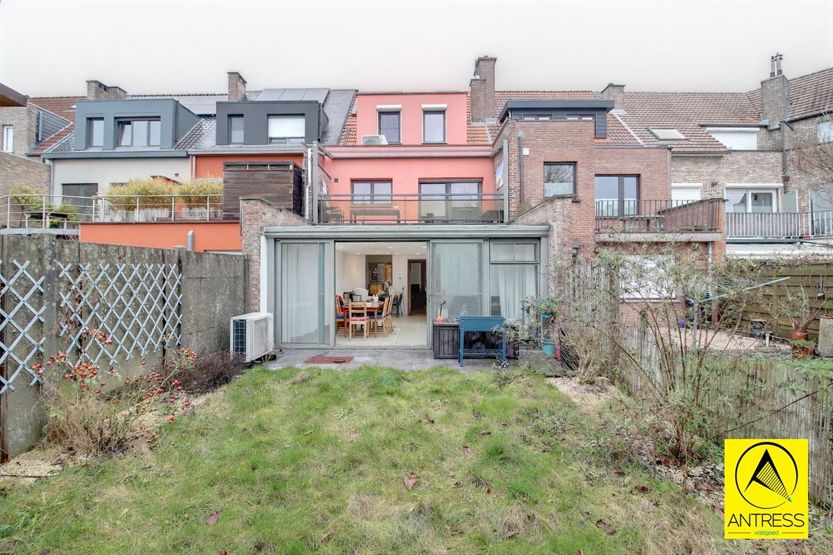 Instapklare gezinswoning met extra studio op het gelijkvloers