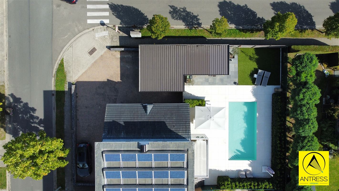 Hoogwaardig afgewerkte half open bebouwing op toplocatie; rustig doch in het centrum gelegen!