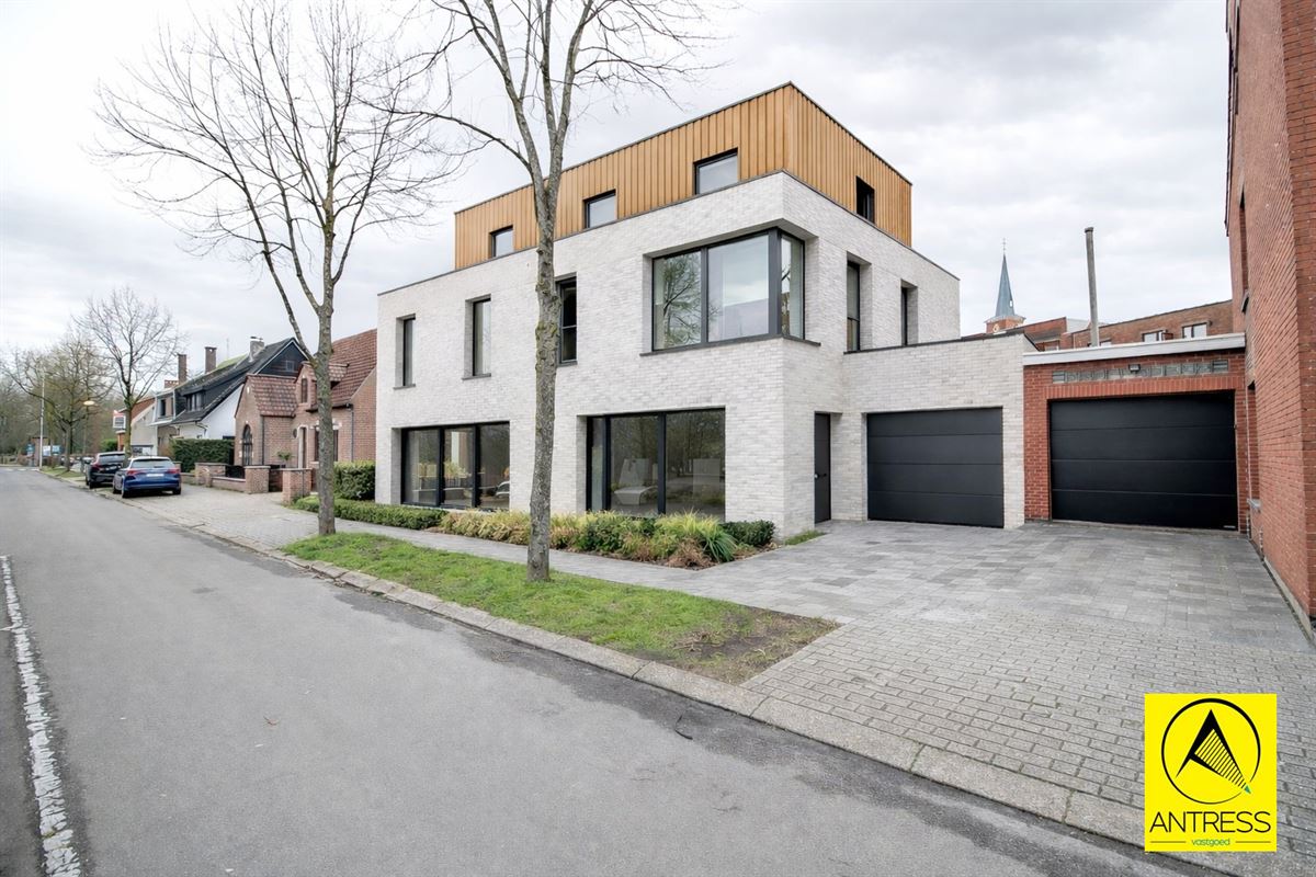 Casco of afgewerkte half open bebouwing met 3 slaapkamers en 2 badkamers in het centrum van Lint!