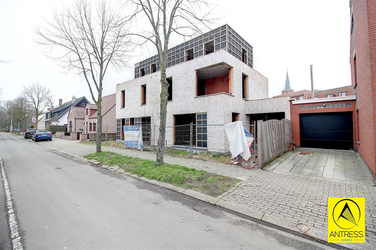 Casco of afgewerkte half open bebouwing met 3 slaapkamers en 2 badkamers in het centrum van Lint!