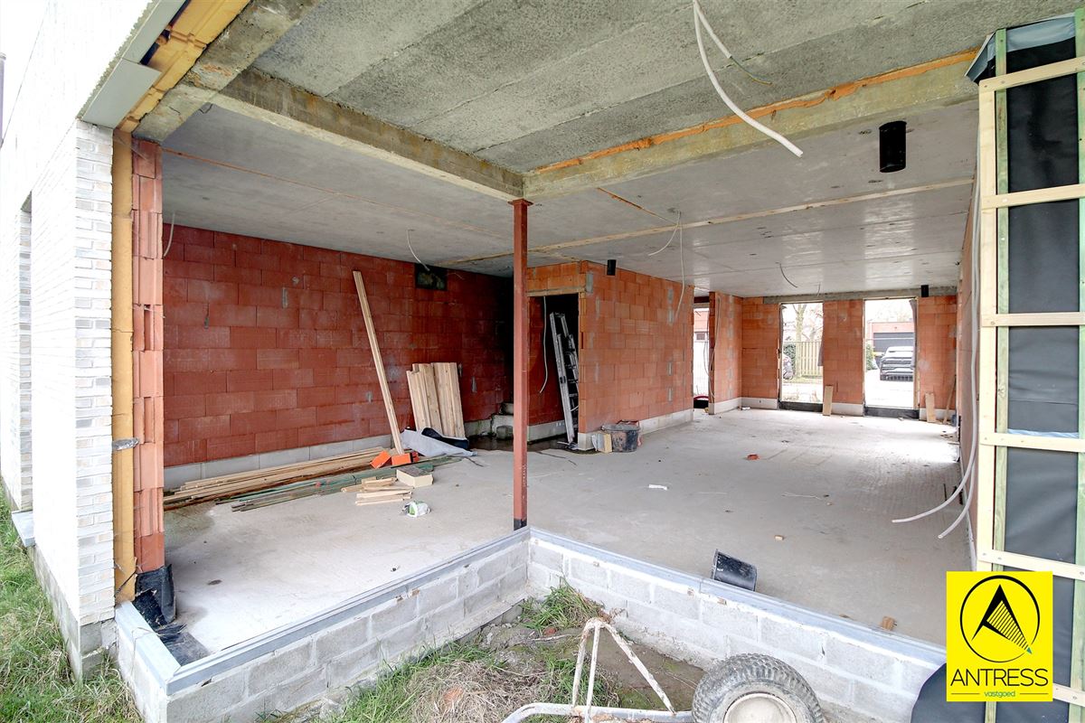 Casco of afgewerkte half open bebouwing met 3 slaapkamers en 2 badkamers in het centrum van Lint!
