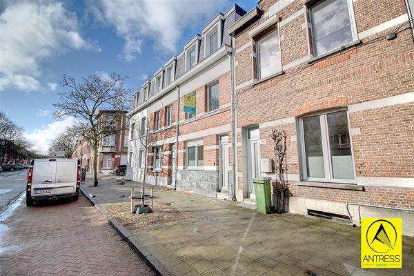 Gerenoveerde gezinswoning met 3 slaapkamers en badkamer op rustige ligging!