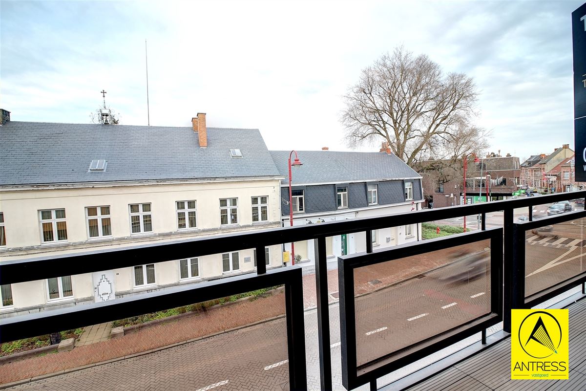 Volledig gerenoveerd 2 slaapkamer appartement met terrassen en garagebox!