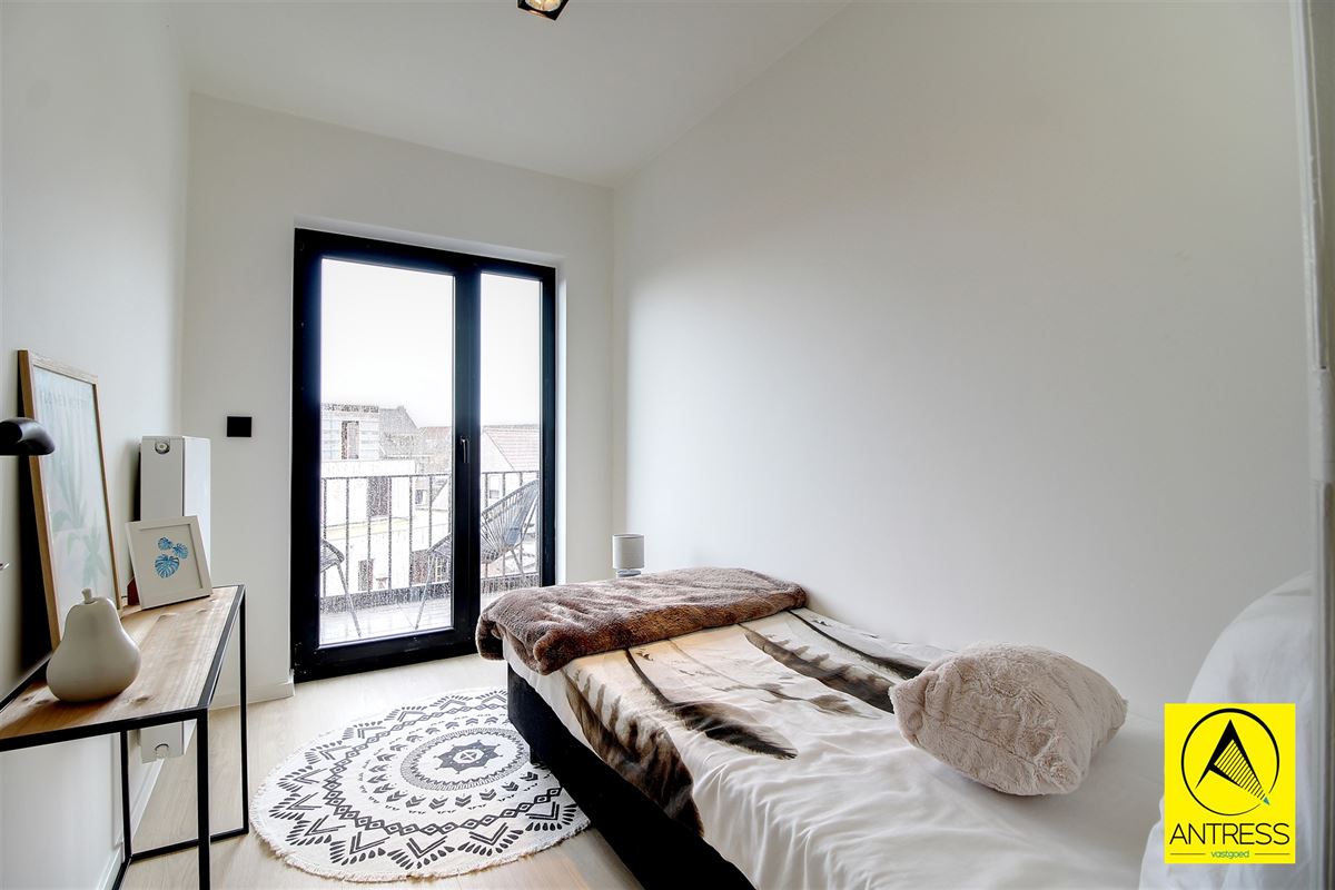 Volledig gerenoveerd 2 slaapkamer appartement met terrassen en garagebox!