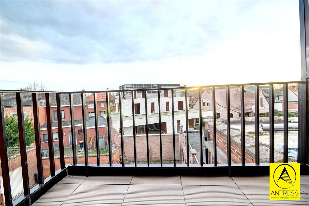 Volledig gerenoveerd 2 slaapkamer appartement met terrassen en garagebox!