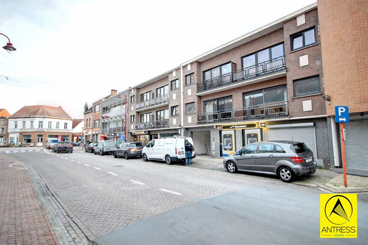Volledig gerenoveerd 2 slaapkamer appartement met terrassen en garagebox!