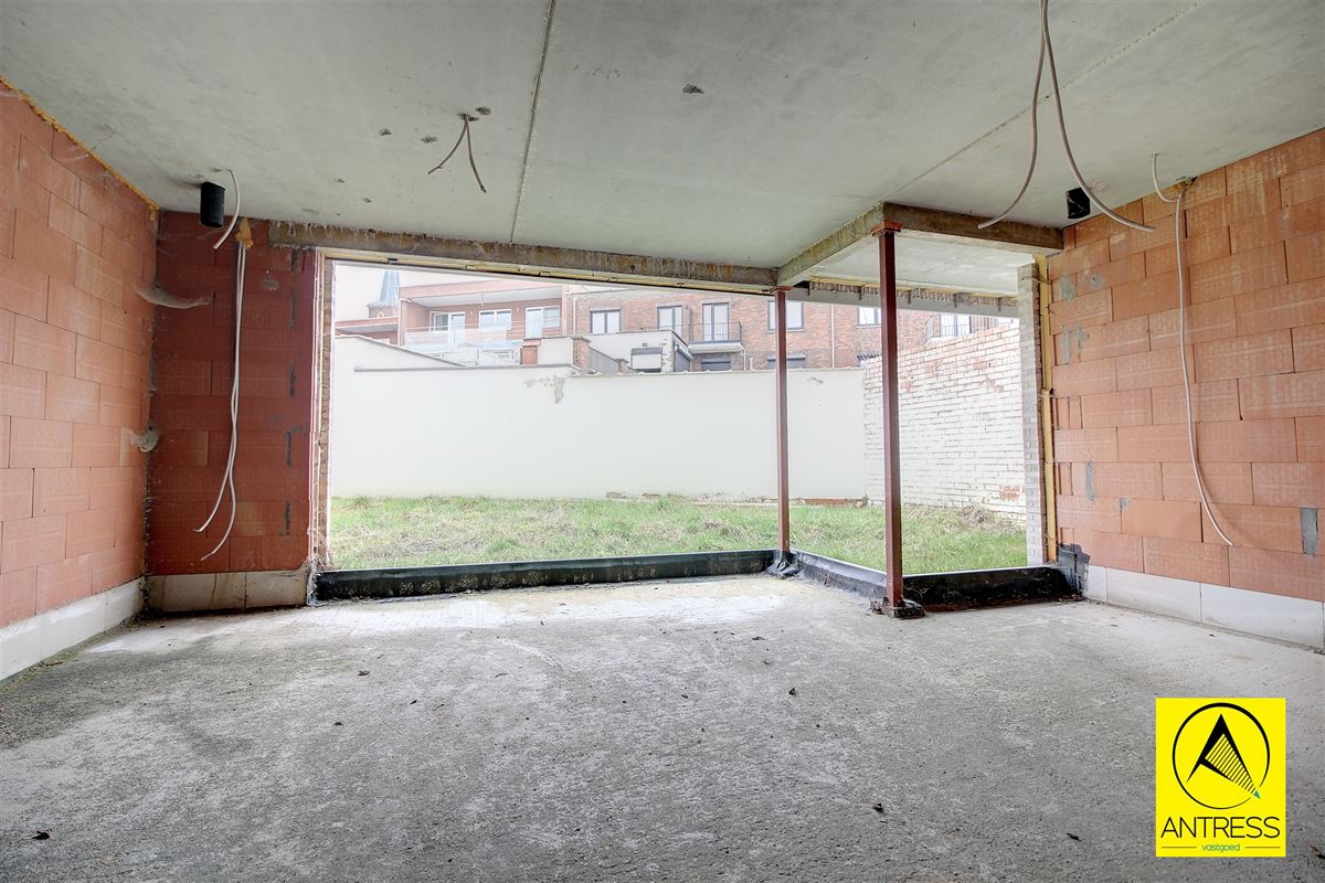Casco of afgewerkte half open bebouwing met 3 slaapkamers en 2 badkamers in het centrum van Lint!