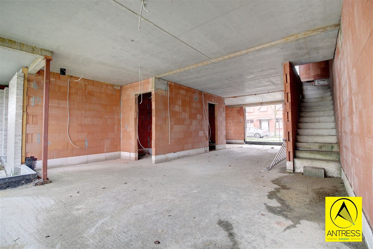 Casco of afgewerkte half open bebouwing met 3 slaapkamers en 2 badkamers in het centrum van Lint!