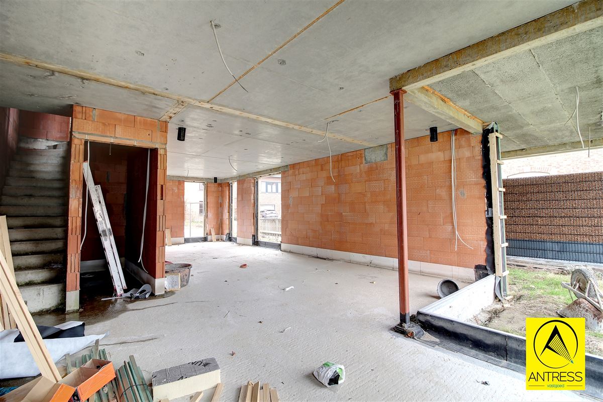 Casco of afgewerkte half open bebouwing met 3 slaapkamers en 2 badkamers in het centrum van Lint!