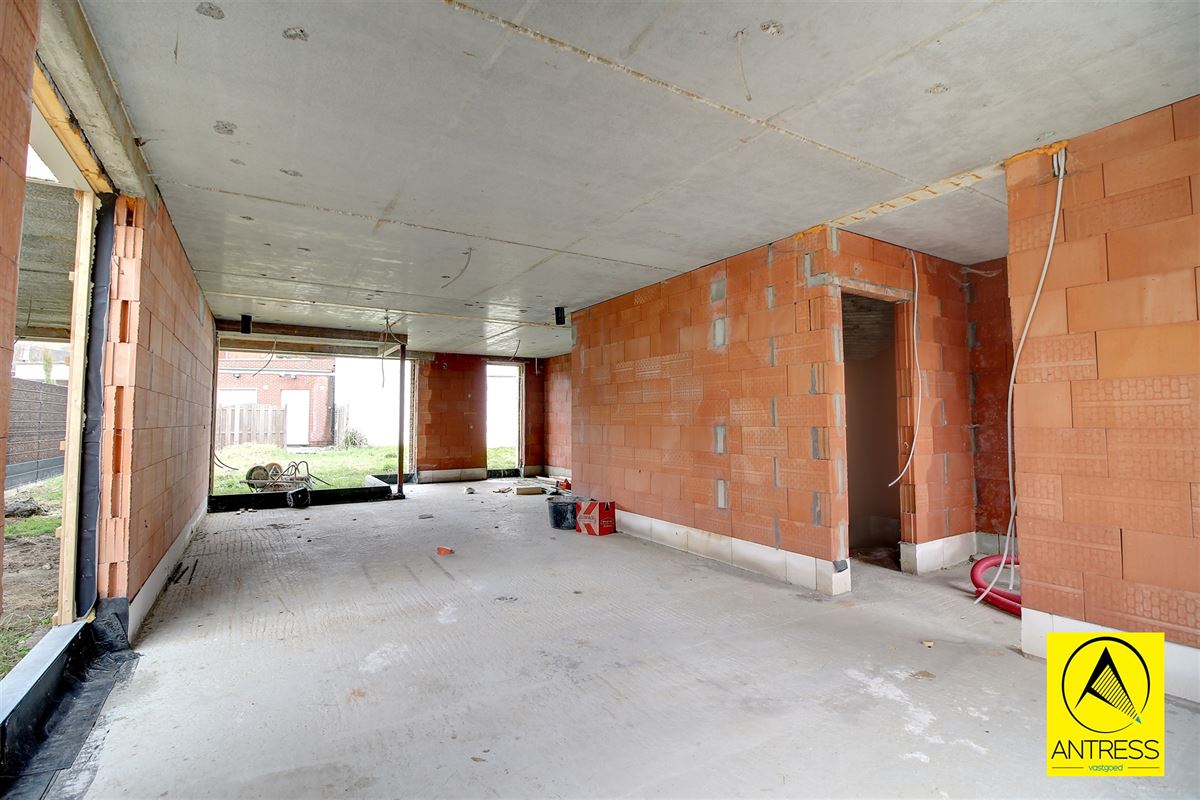 Casco of afgewerkte half open bebouwing met 3 slaapkamers en 2 badkamers in het centrum van Lint!