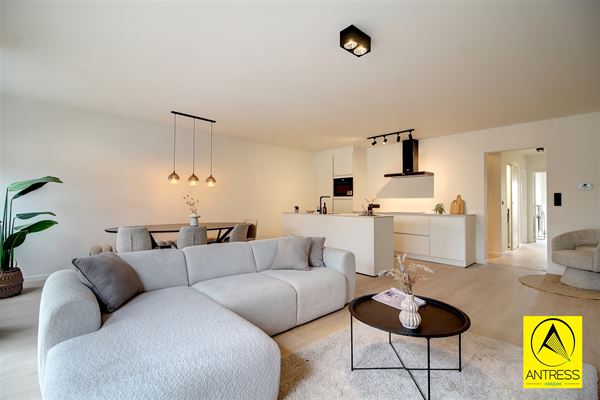Volledig gerenoveerd 2 slaapkamer appartement met terrassen en garagebox!