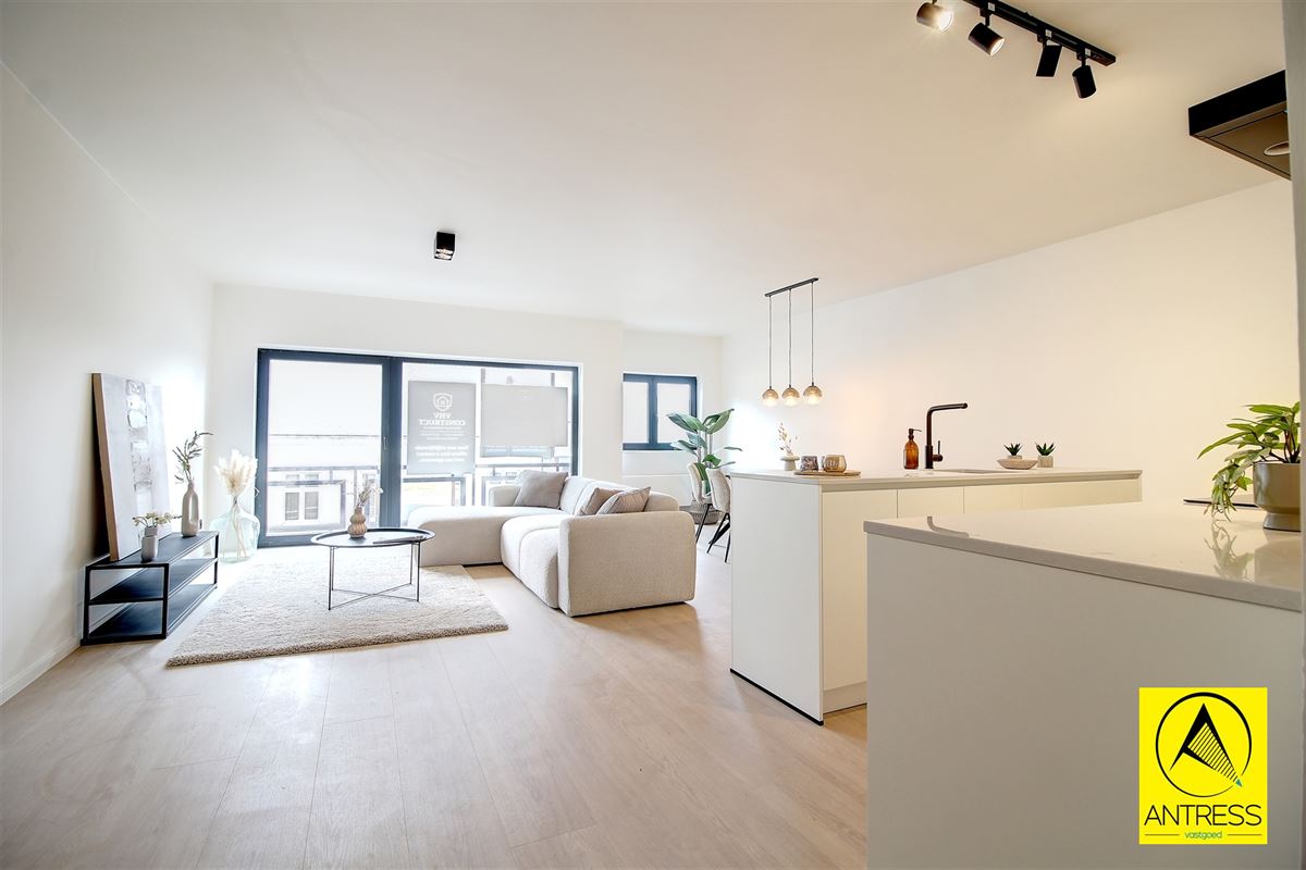 Volledig gerenoveerd 2 slaapkamer appartement met terrassen en garagebox!