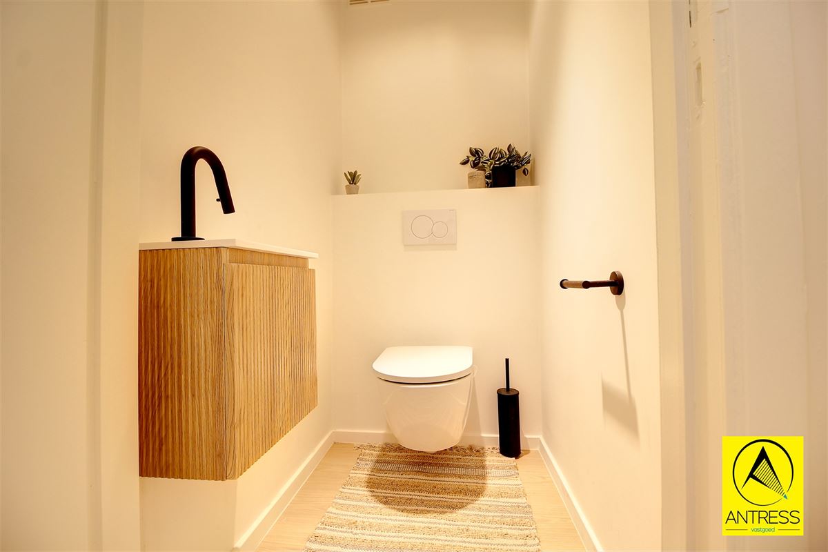 Volledig gerenoveerd 2 slaapkamer appartement met terrassen en garagebox!