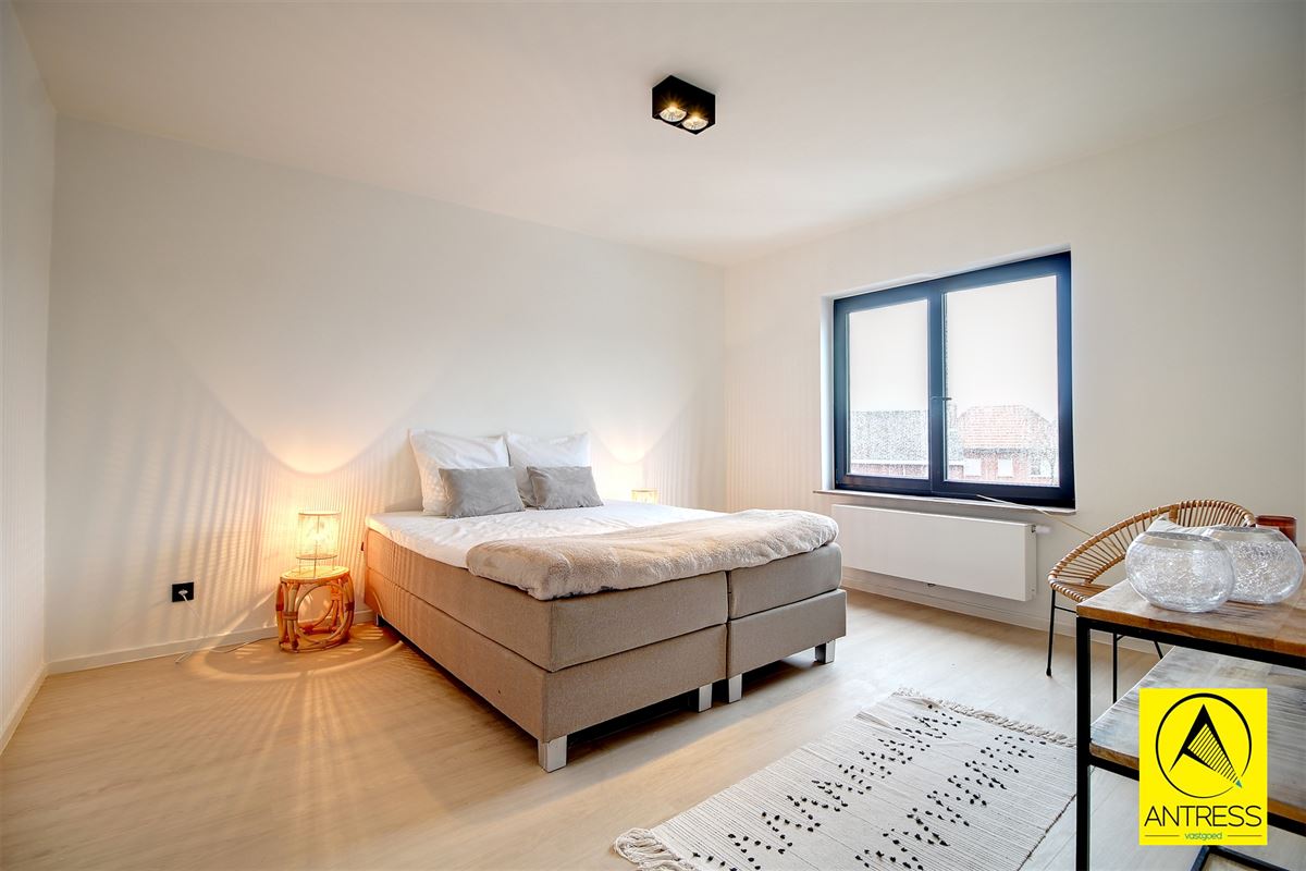 Volledig gerenoveerd 2 slaapkamer appartement met terrassen en garagebox!