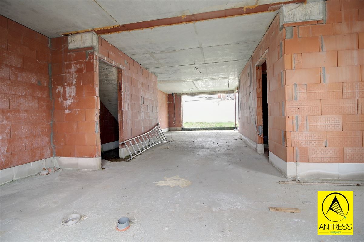 Casco of afgewerkte half open bebouwing met 3 slaapkamers en 2 badkamers in het centrum van Lint!