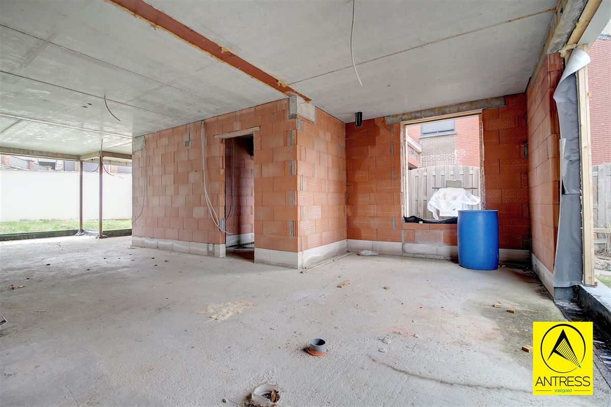 Casco of afgewerkte half open bebouwing met 3 slaapkamers en 2 badkamers in het centrum van Lint!