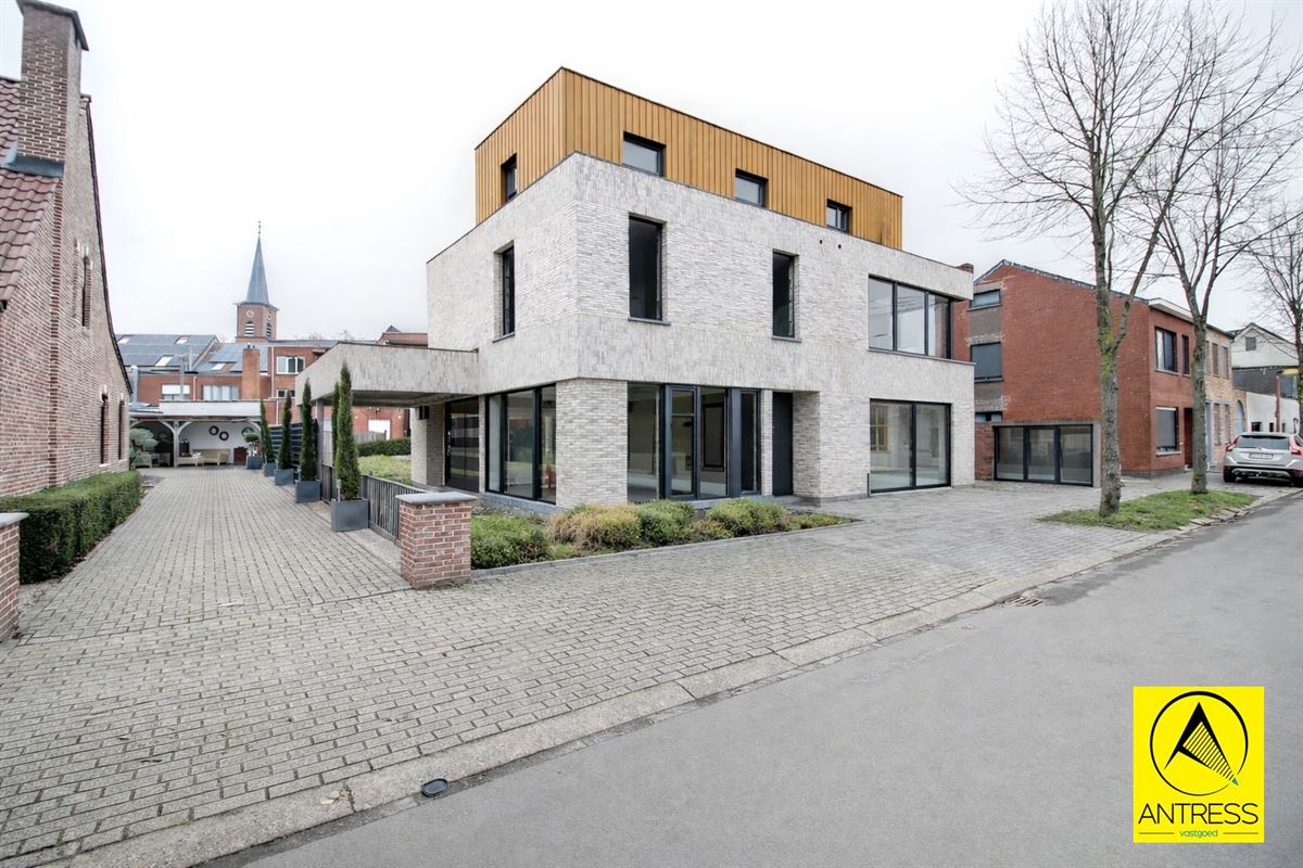 Casco of afgewerkte half open bebouwing met 3 slaapkamers en 2 badkamers in het centrum van Lint!