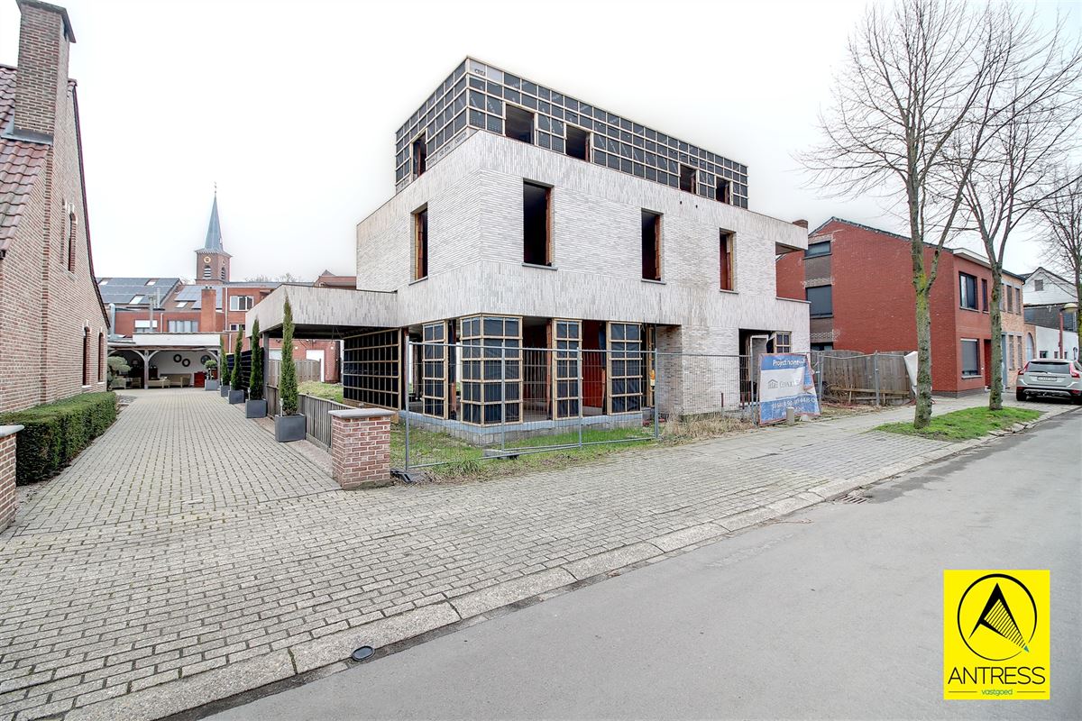 Casco of afgewerkte half open bebouwing met 3 slaapkamers en 2 badkamers in het centrum van Lint!