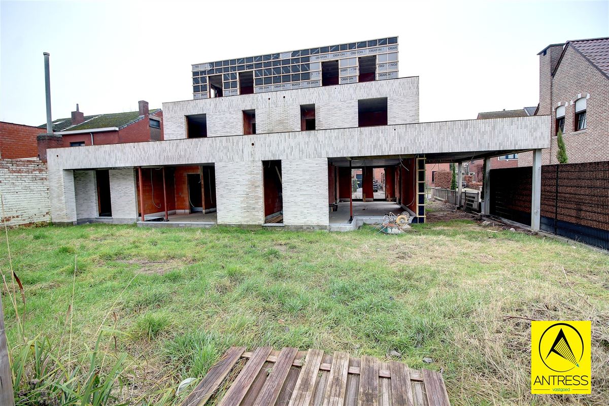 Casco of afgewerkte half open bebouwing met 3 slaapkamers en 2 badkamers in het centrum van Lint!