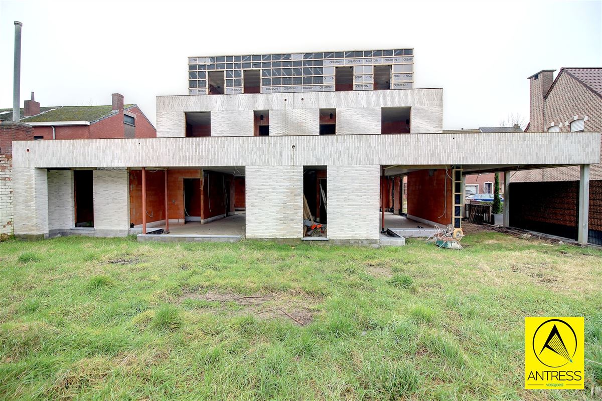 Casco of afgewerkte half open bebouwing met 3 slaapkamers en 2 badkamers in het centrum van Lint!