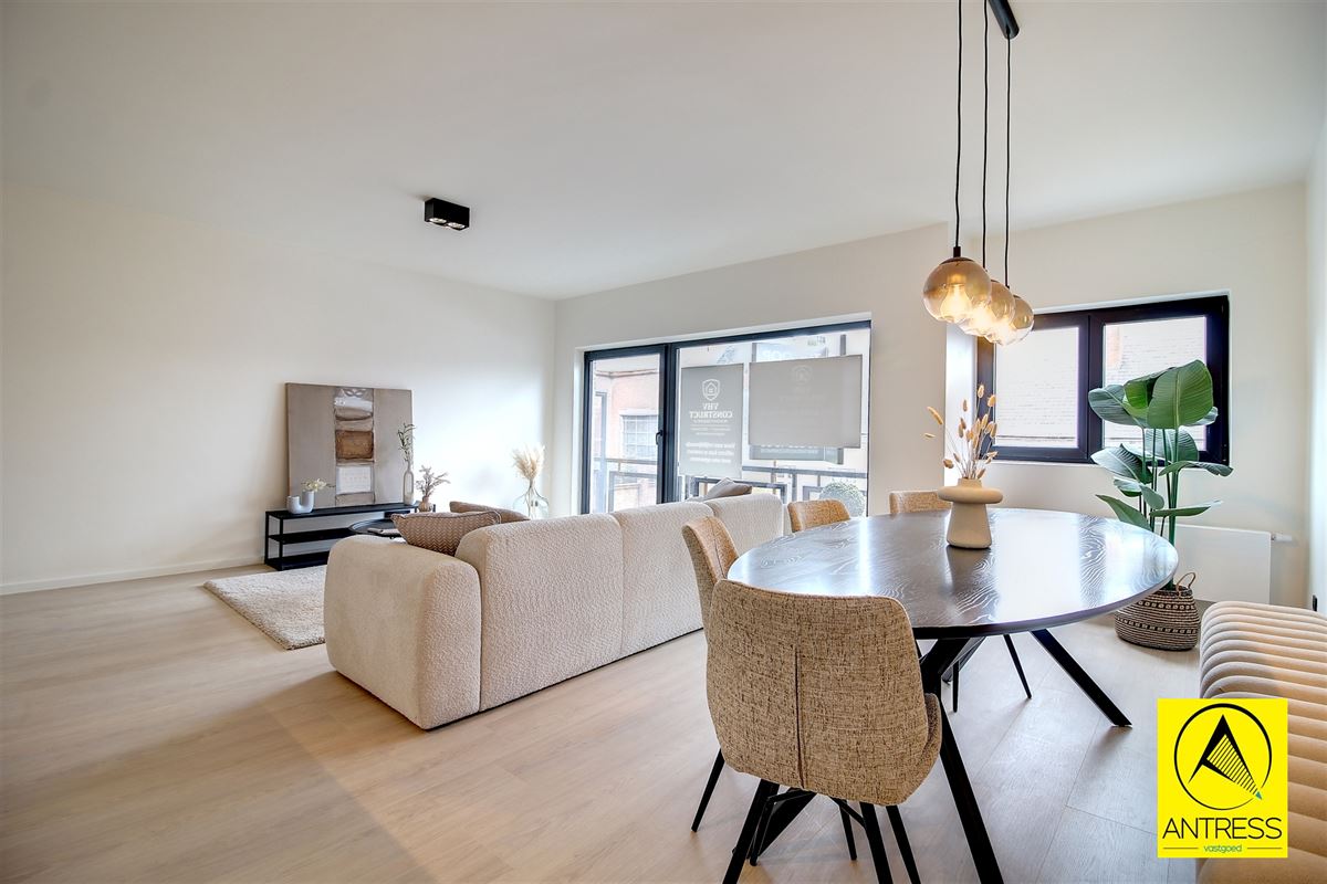 Volledig gerenoveerd 2 slaapkamer appartement met terrassen en garagebox!