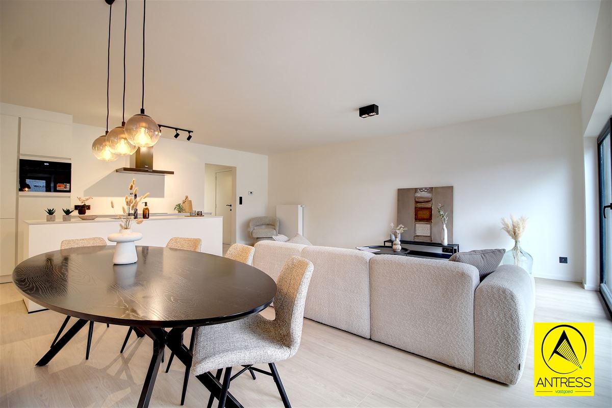 Volledig gerenoveerd 2 slaapkamer appartement met terrassen en garagebox!