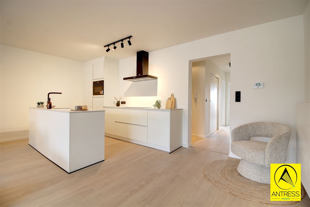 Volledig gerenoveerd 2 slaapkamer appartement met terrassen en garagebox!