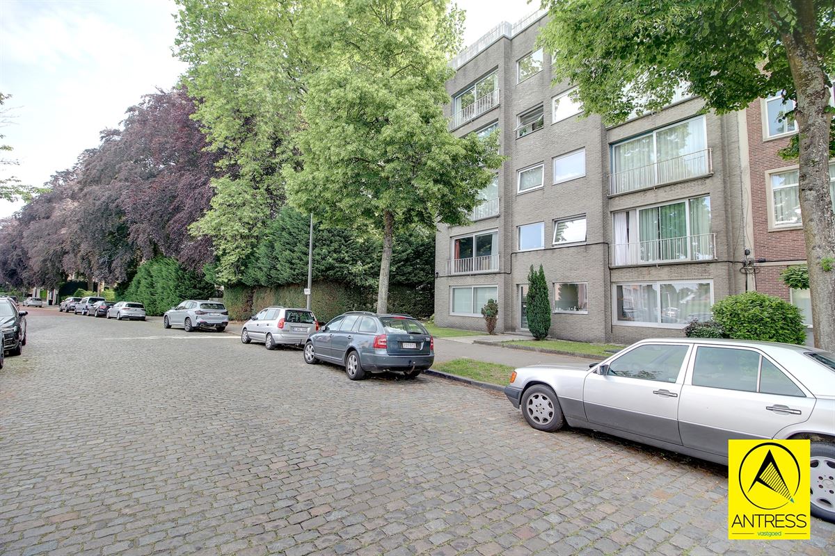 4 slaapkamer appartement met terras, kelder en garagebox.