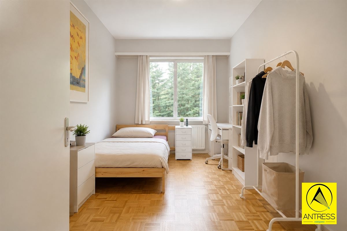 4 slaapkamer appartement met terras, kelder en garagebox.