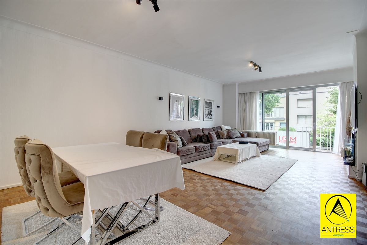 3 slaapkamer appartement met terras, kelder en garagebox.