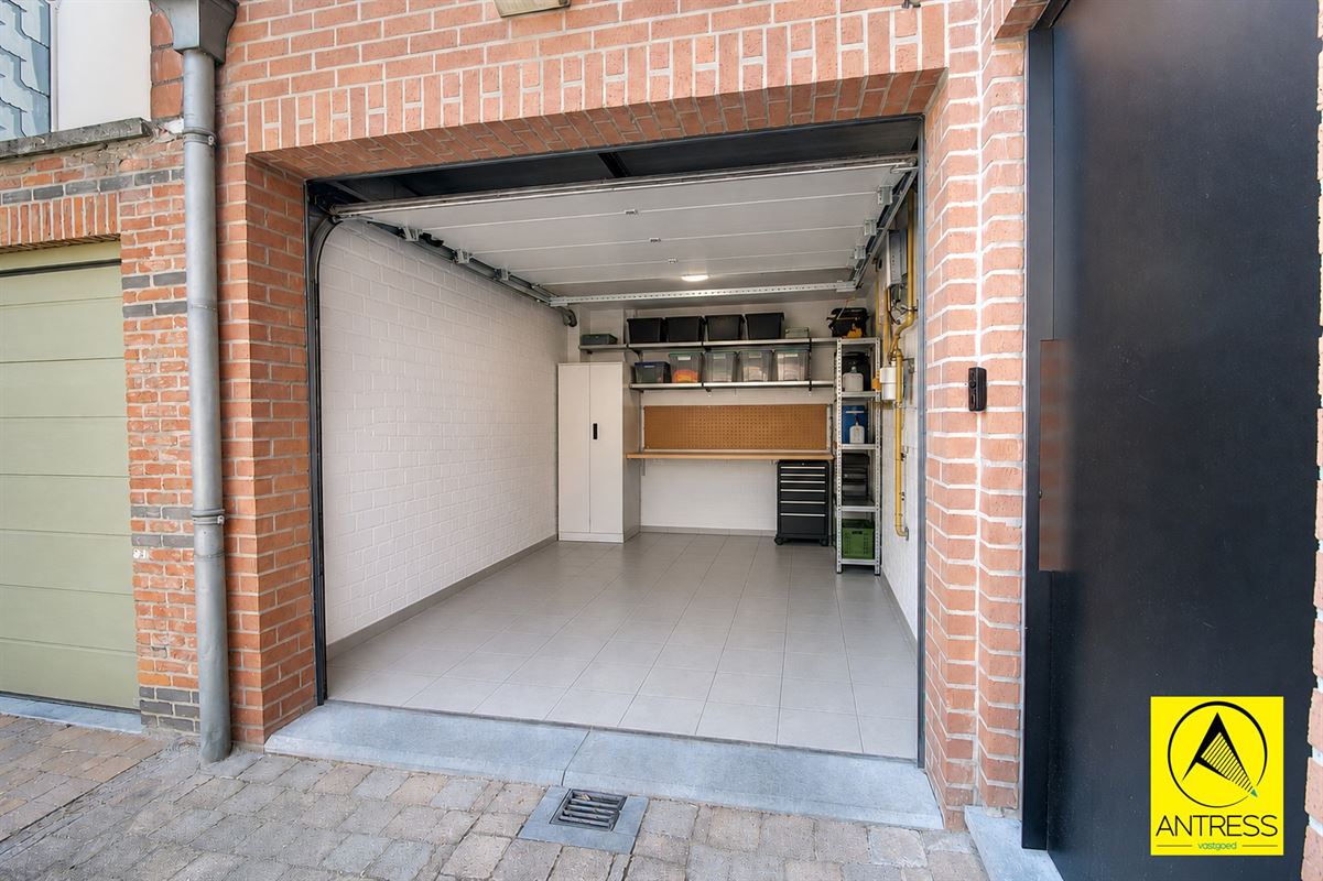 Volledig gerenoveerde gezinswoning met 4 ruime slaapkamers, 2 badkamers, oprit en garage