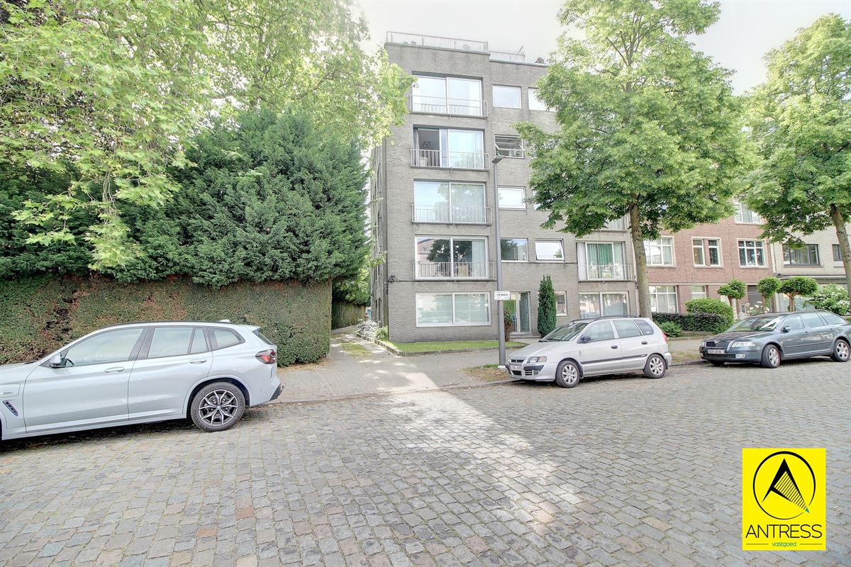 4 slaapkamer appartement met terras, kelder en garagebox.