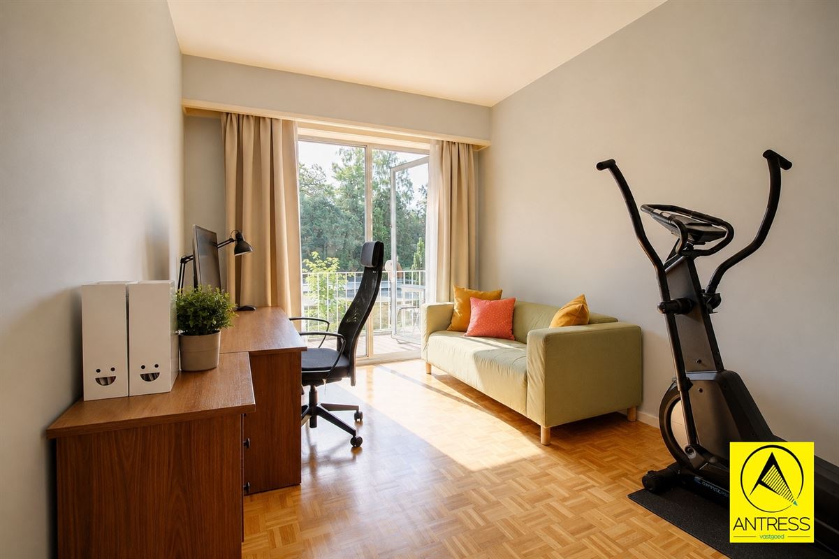 4 slaapkamer appartement met terras, kelder en garagebox.